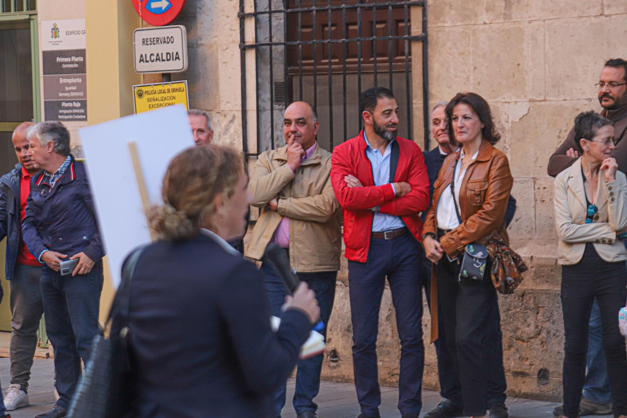 Protesta de las AMPAS  por el mal estado de los colegios en el Ayuntamiento de Orihuela