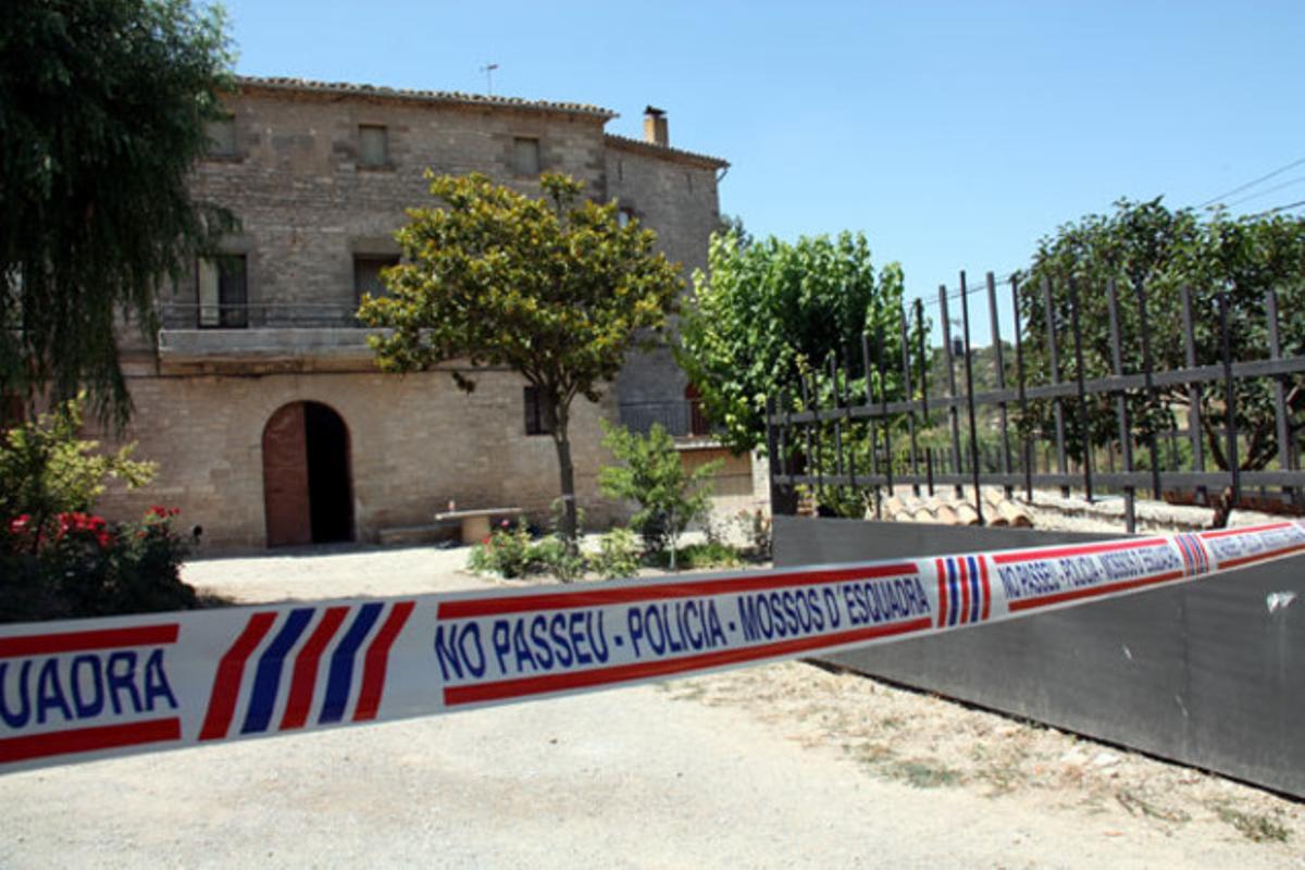 Cordó policial a la vivenda on es va produir l’assalt. ACN