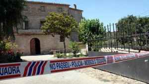 Cordó policial a la vivenda on es va produir l’assalt. ACN