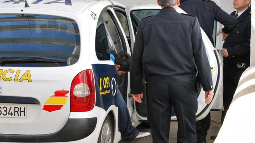 Detenidos. Uno de los arrestados a su llegada a los juzgados de Marbella.