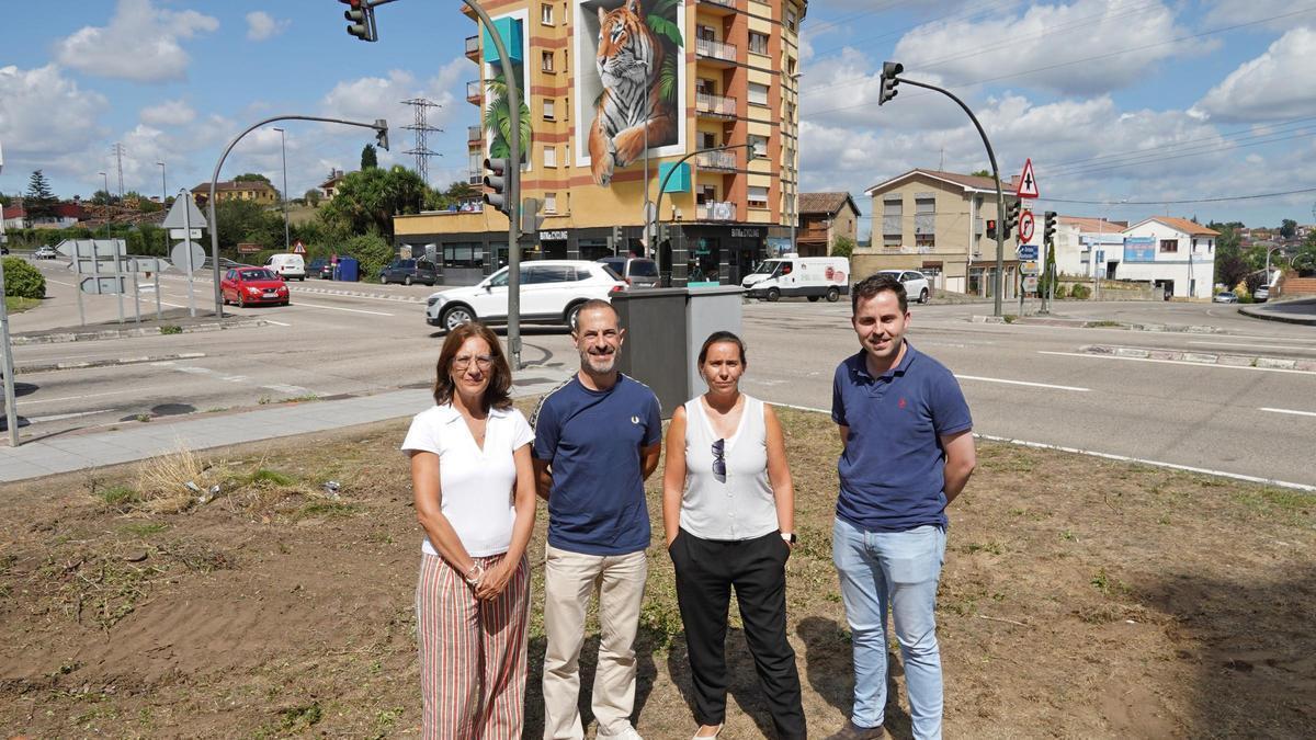 Susana Madera, Ángel García «Cepi», Patricia Antuña y Javier Rodríguez en la rotonda del cruce de la Nacional 364 y la AS-376 en El Berrón