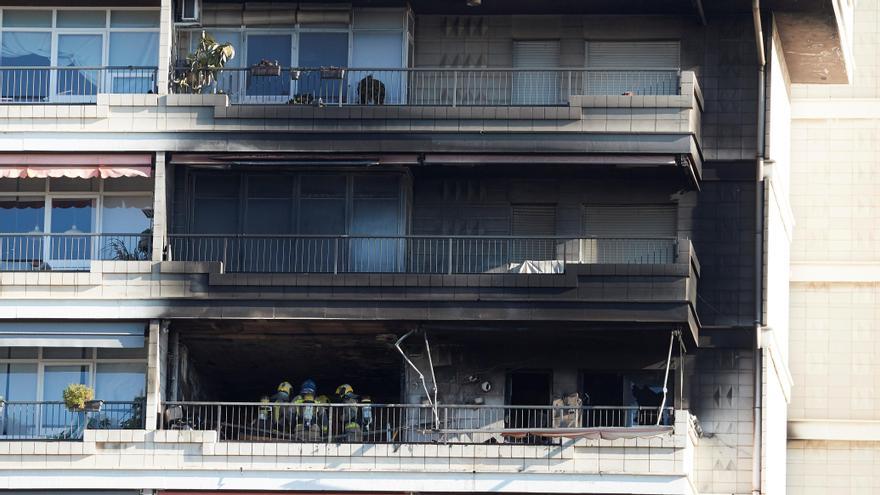 Imatge dels bombers treballant al pis on han mort dues persones