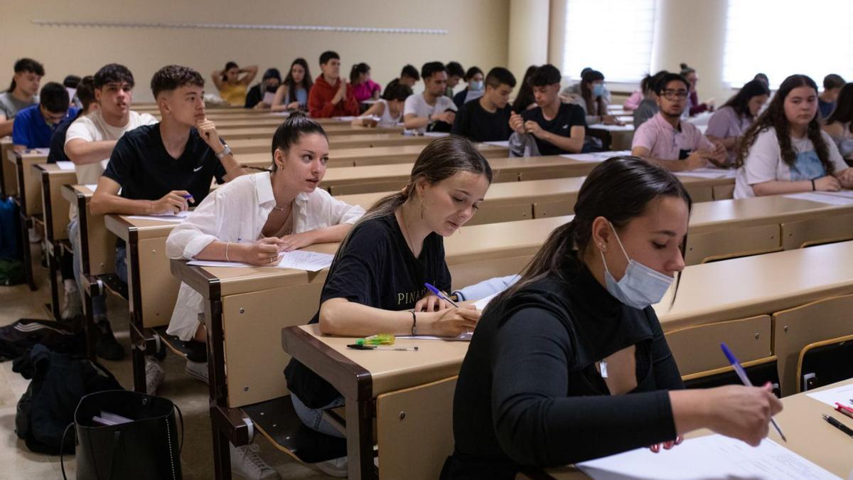 Estudiantes durante la realización de los exámenes de la EBAU en el Campus Viriato. 