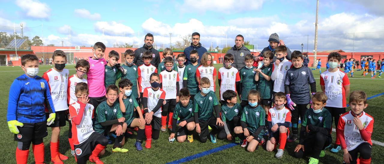 Formaciones de la Selección do Deza y la Escola Estrada de Fútbol Base, ayer, en Outeiriño.