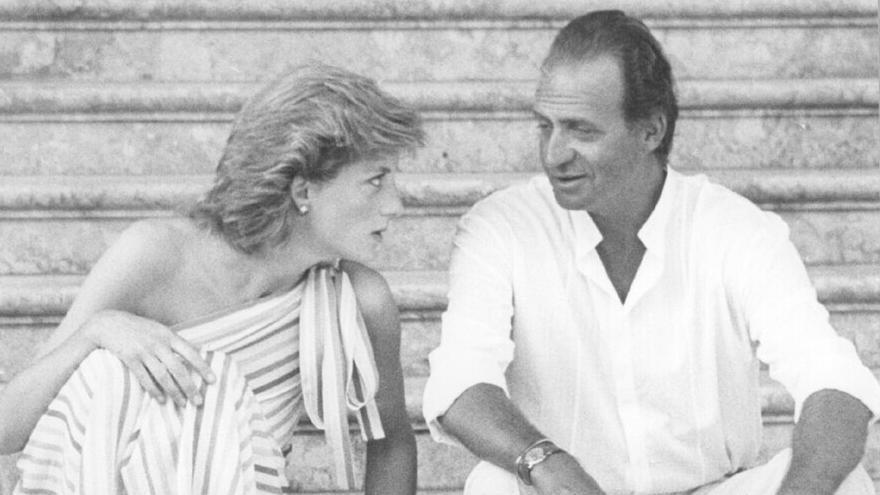 Lady Di und der damalige spanische König Juan Carlos in den 1980-er Jahren vor dem Marivent-Palast auf Mallorca.