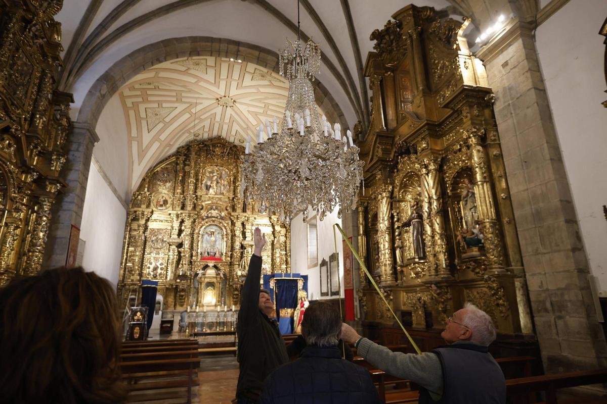 EN IMÁGENES: La iglesia de Luanco ya presume de su lámpara restaurada