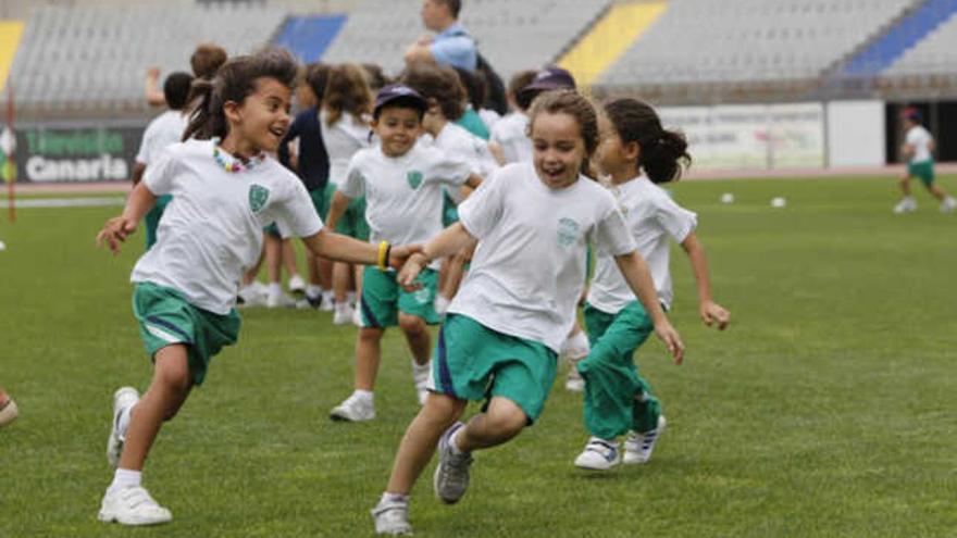 Alumnos del Oakley Collage, en su visita al Estadio de Gran Canaria. | lp / dlp