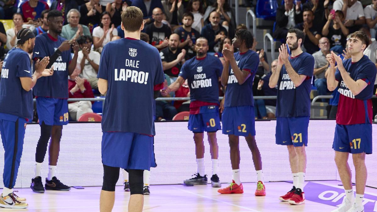Vesely, frente a sus compañeros, todos con la camiseta dedicada a Laprovittola.