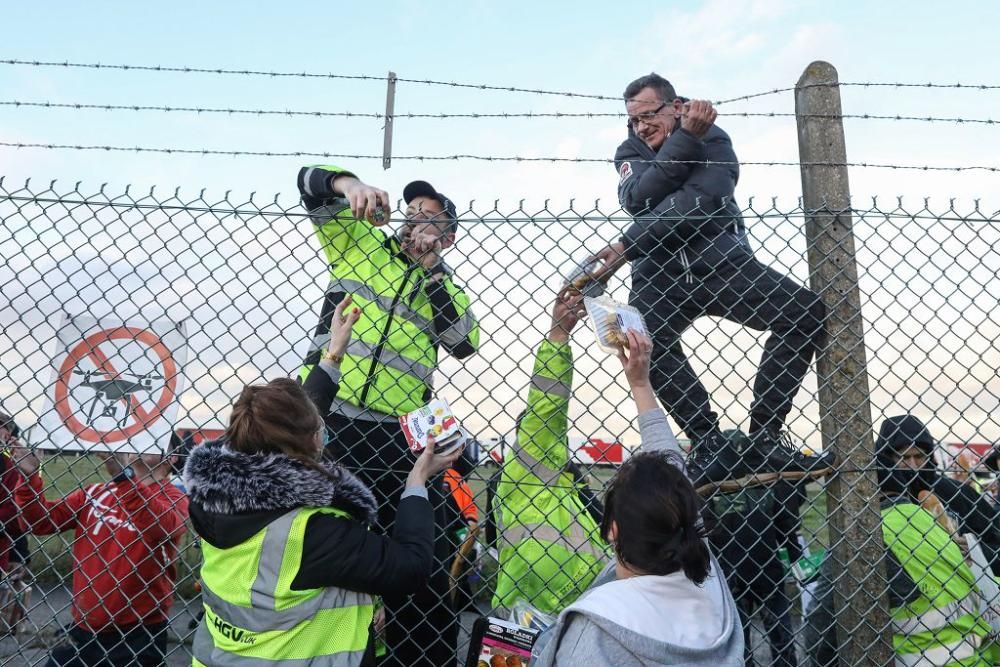 Reparten víveres a los camioneros confinados en un aeropuerto