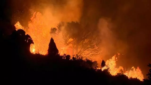 Bomberos de Castellón continúan trabajando en el incendio de la Sierra Engarcerán