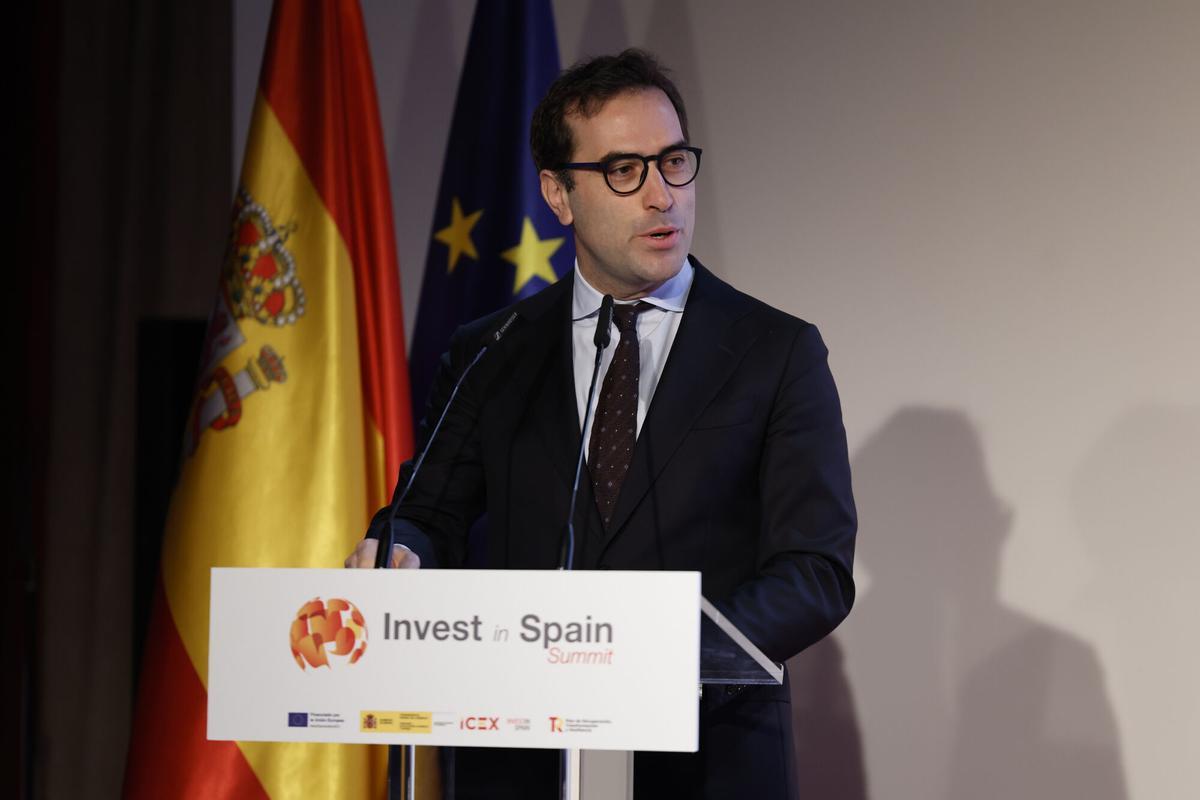 MADRID, 27/04/2026.- El vicepresidente primero y ministro de Economía, Comercio y Empresa, Carlos Cuerpo, durante la inauguración de la segunda edición del Invest in Spain Summit, un foro internacional que reúne al Ejecutivo con más de 70 inversores extranjeros para reforzar la atracción de inversión en España e impulsar nuevas alianzas en sectores estratégicos. EFE/Mariscal