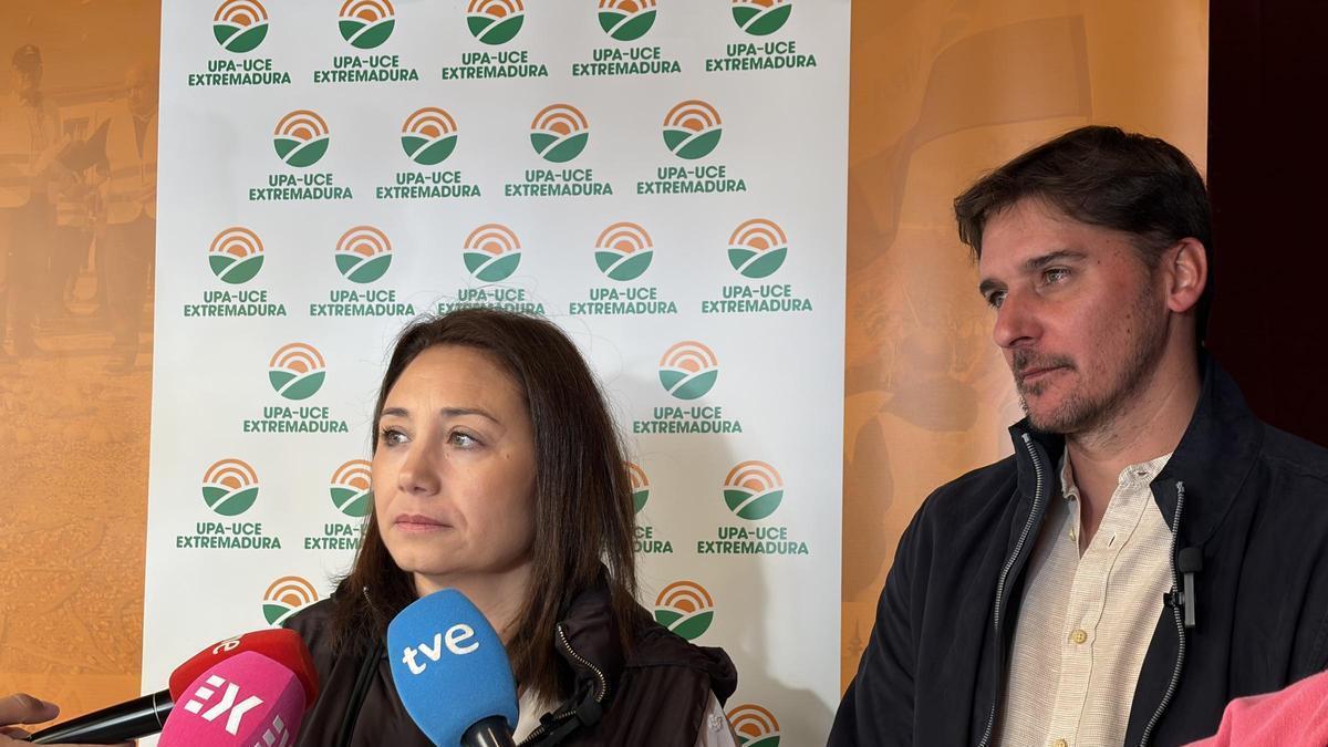 La responsable de ganadería de UPA-UCE, Jamaica Risco, junto a Óscar Llanos, secretario general de esta organización agraria.