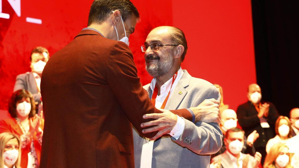 Pedro Sánchez y Javier Lambán se abrazan en el reciente congreso regional del PSOE, en Zaragoza.