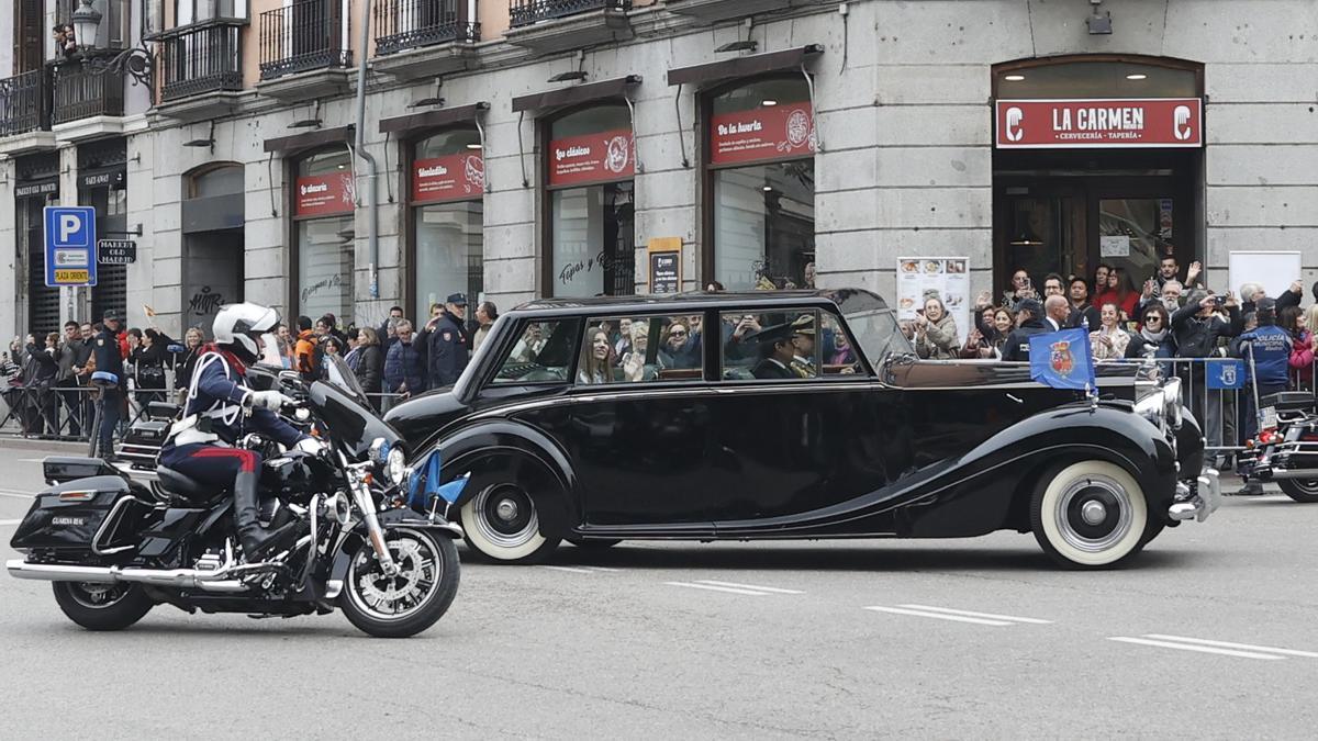 La princesa Leonor y la infanta Sofía escoltadas por la Guardia Real Motorizada saludan a los ciudadanos a su paso por la calle Mayor en su trayecto hacia el Congreso de los Diputados.