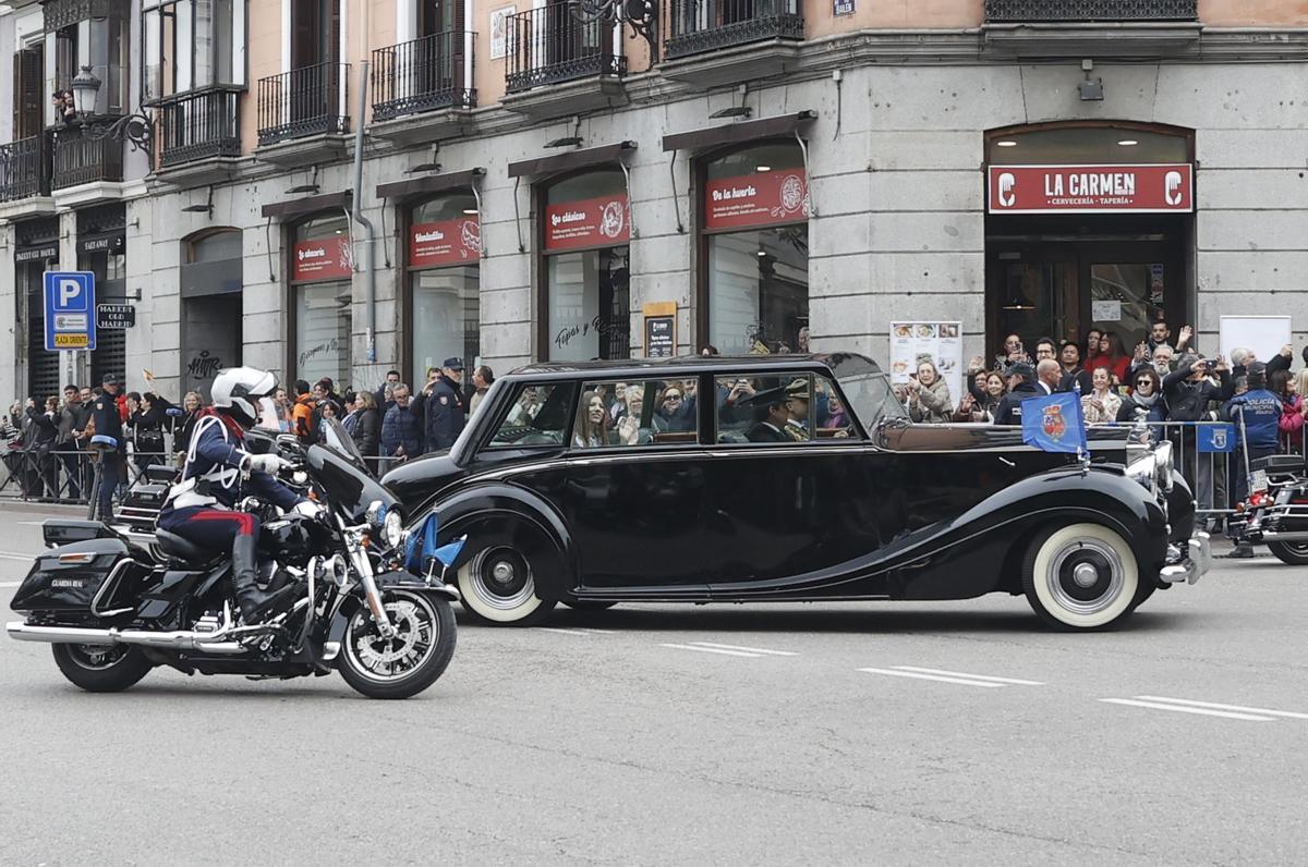 La princesa Leonor y la infanta Sofía escoltadas por la Guardia Real Motorizada saludan a los ciudadanos a su paso por la calle Mayor en su trayecto hacia el Congreso de los Diputados.