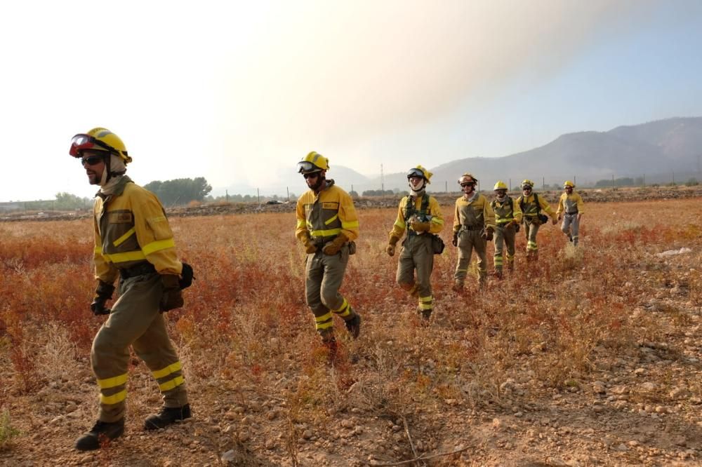 Efectivos en helicóptero llegan a la zona del incendio