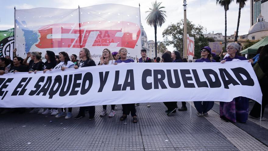 8M en Argentina: Milei reivindica su política &quot;anti wok&quot; y miles de mujeres salen a la calle a repudiarlo