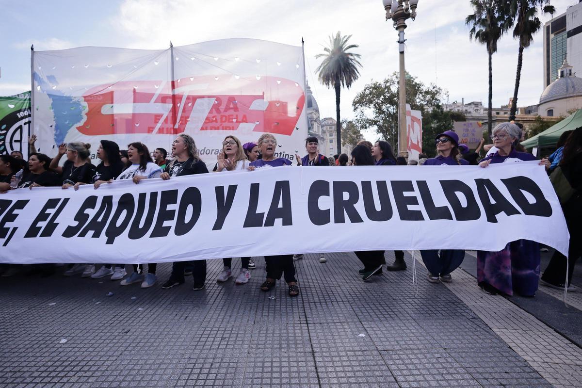 Contra el hambre y el fascismo, masiva marcha de mujeres se toma las calles de Argentina