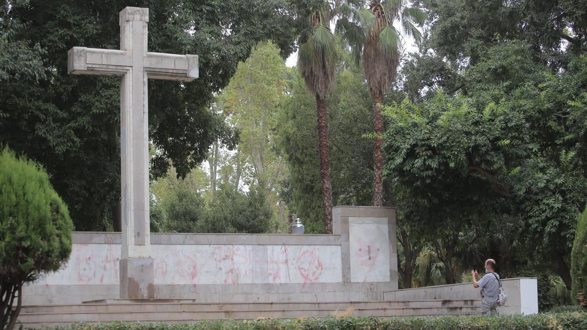 Imagen de la cruz del Ribalta una vez borradas las pintadas.