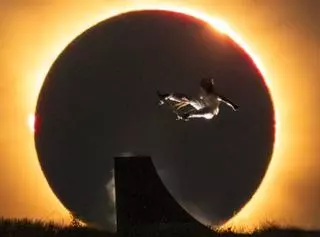 La intrahistoria del salto de Danny León durante el eclipse que arrasa en redes: «Nos pusimos a llorar»