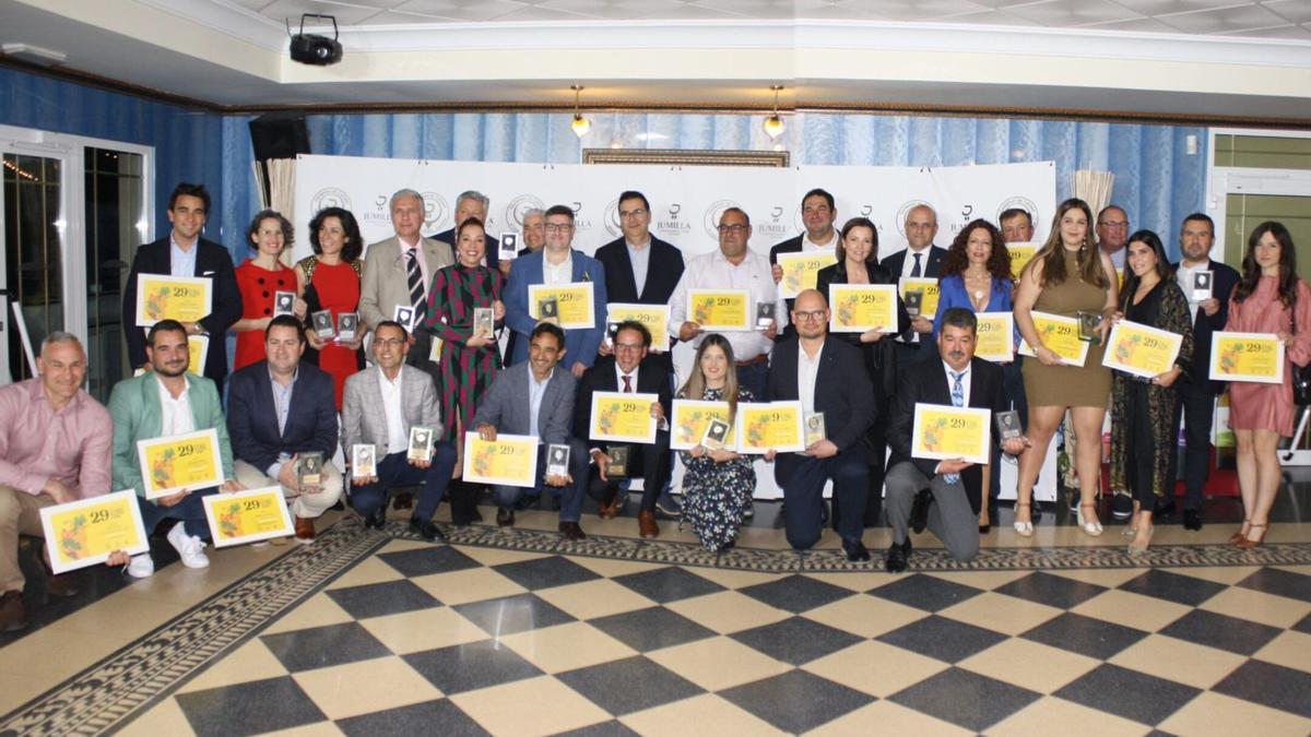 Foto de familia de los bodegueros premiados en el 29 Certamen de Calidad de los Vinos DO Jumilla.  | PACO HERNÁNDEZ
