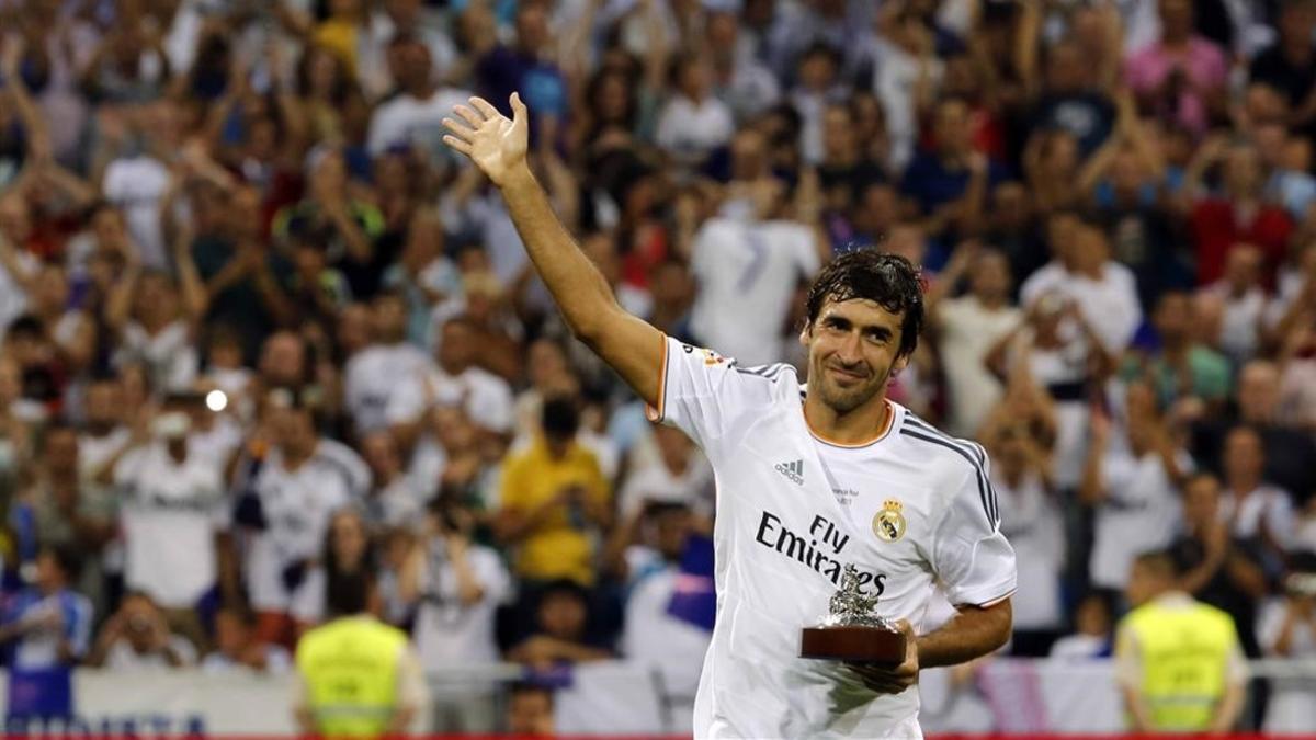 Raúl recibe el homenaje del Bernabéu en el partido entre el Madrid y el Al-Sadd en el 2013