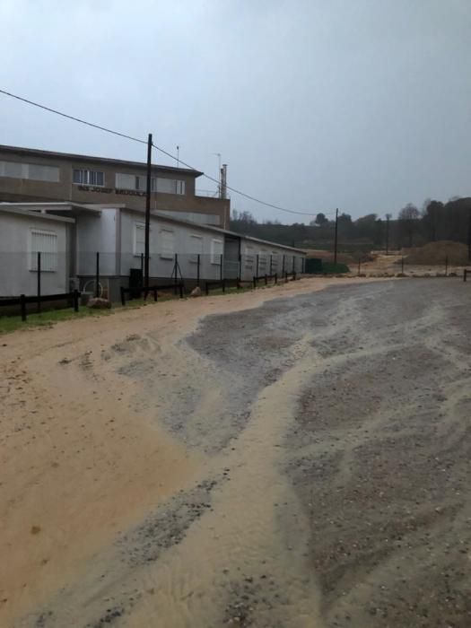 L'acumulació d'aigua impedeix l'accés a l'institut Brugulat