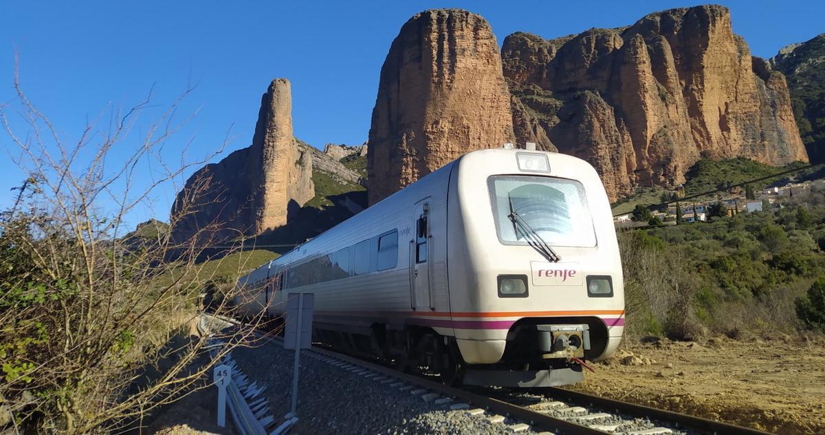El Tren Geológico del Prepirineo  volverá a adentrarse en el Reinio de los Mallos tras tres años de obras en la línea.  | RENFE