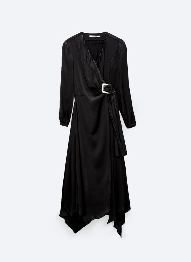 Vestido negro con bajo asimétrico de Uterqüe