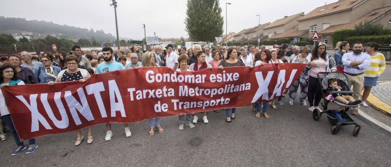 Centenares de vecinos en una manifestación para exigir las bonificaciones en los viajes. // FdV