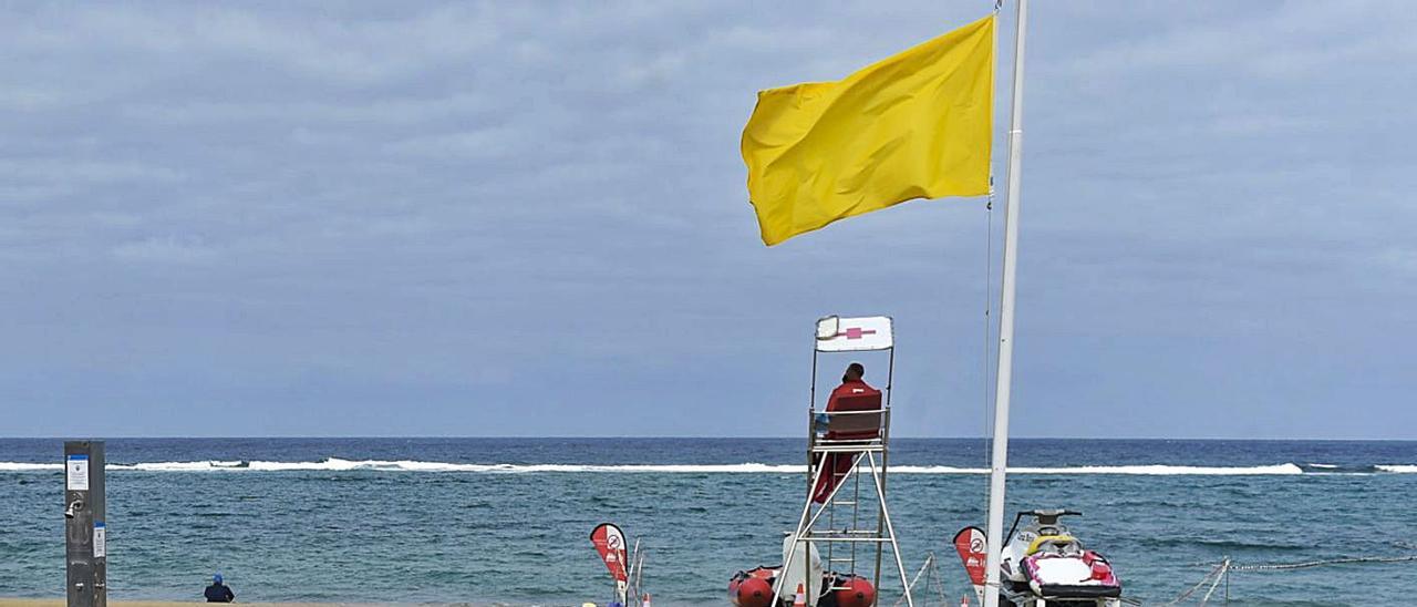 Carteles, banderas y equipo de socorrismo en la playa de Las Canteras. |
