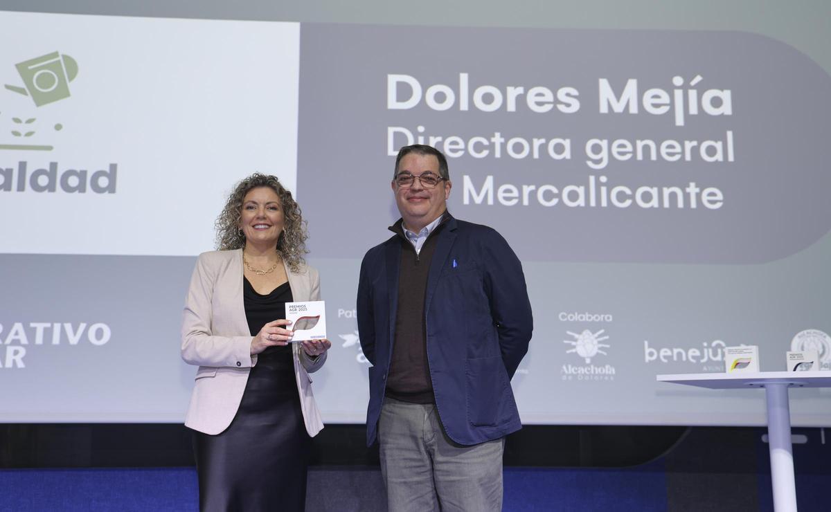 Dolores Mejía, directora general de Mercalicante, se llevó el galardón a la Igualdad. Fue entregado por Manuel Rosado, responsable de Aqualia en Alicante.