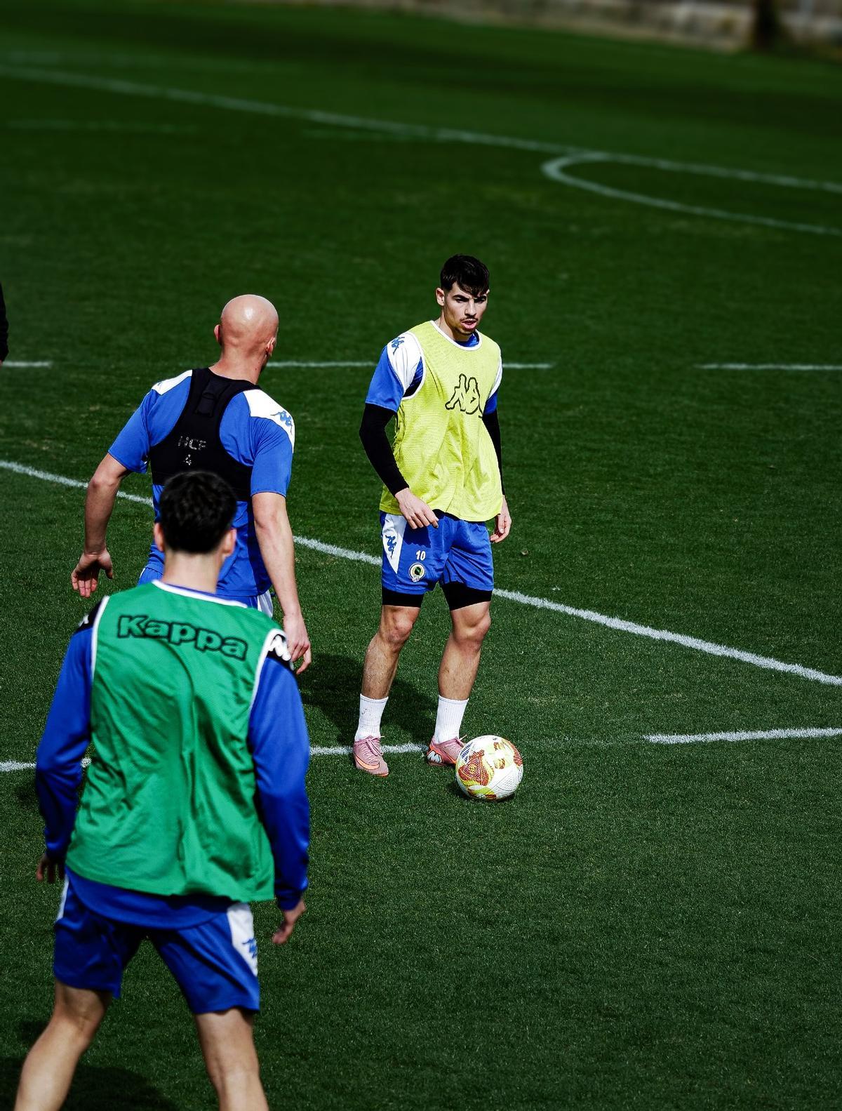 Nico Espinosa, con el peto amarillo, durante un entrenamiento con el Hércules.