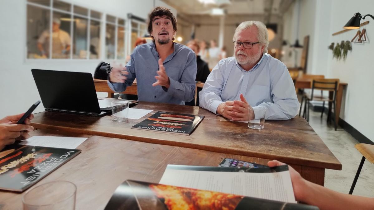 Nathan Myhrvold (derecha), junto a un representante de la editorial Phaidon, en la pizzería Sartoria Panatieri.