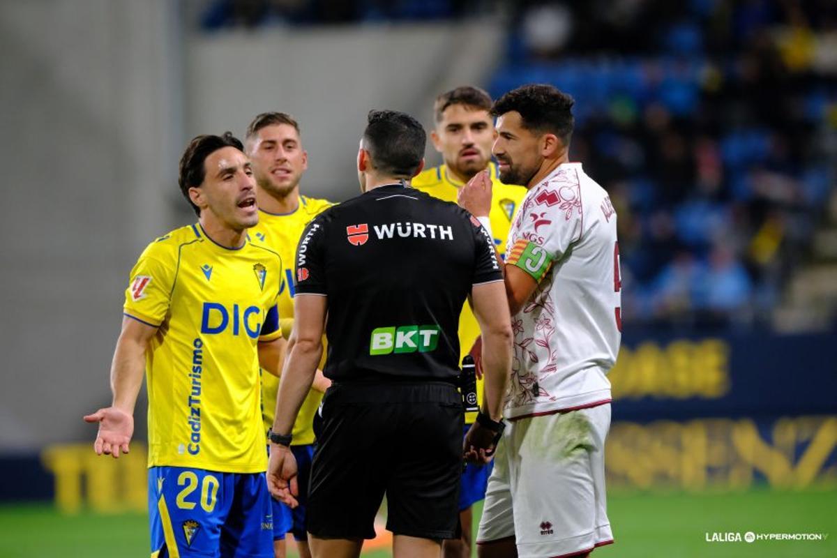 Alberto Jiménez, expectante durante la revisión de VAR