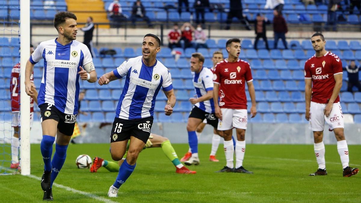 Los jugadores del Hércules celebran uno de sus goles