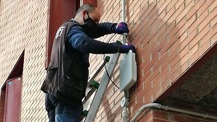 Un operario, durante la instalación de un punto wifi en Cancienes.