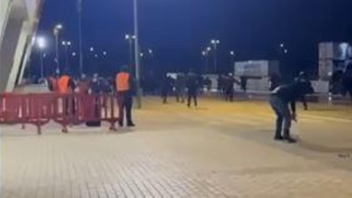 Imagen de un vídeo captado por un testigo en el exterior del estadio.