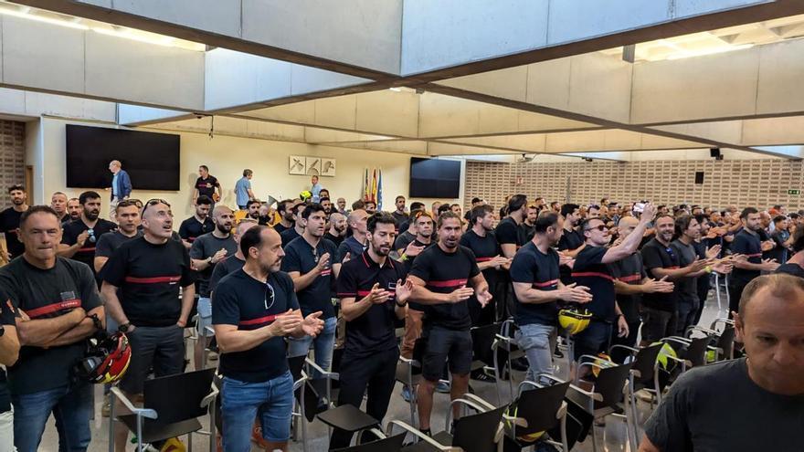 Tensión en la Diputación de Alicante ante las protestas de los bomberos