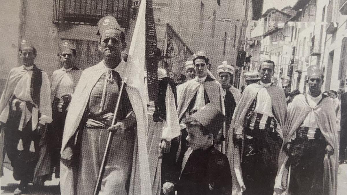 Imagen de una de las primeras filaes de moros en Benigànim en el año 1955.