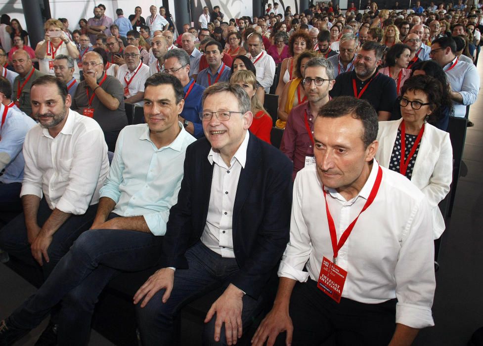 Pedro Sánchez, José Luis Ábalos y el presidente de la Generalitat, Ximo Puig, durante el Congreso del PSPV, el 28 de julio de 2017.