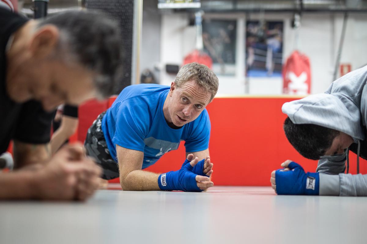 Entrenamiento de boxeo en el gimnasio DKSR para la rehabilitación de toxicómanos