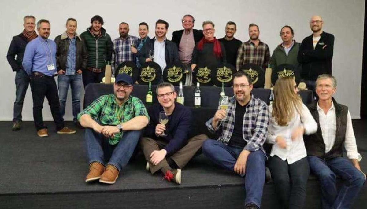 Jesús Armenteros, segundo por la derecha en la fila de atrás, con otros jueces del certamen de Hernani.