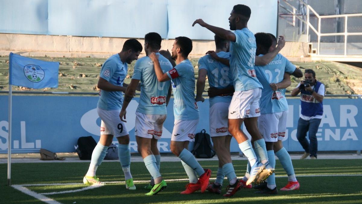 El Ciudad de Lucena celebra el gol marcado ante el Recreativo de Huelva.