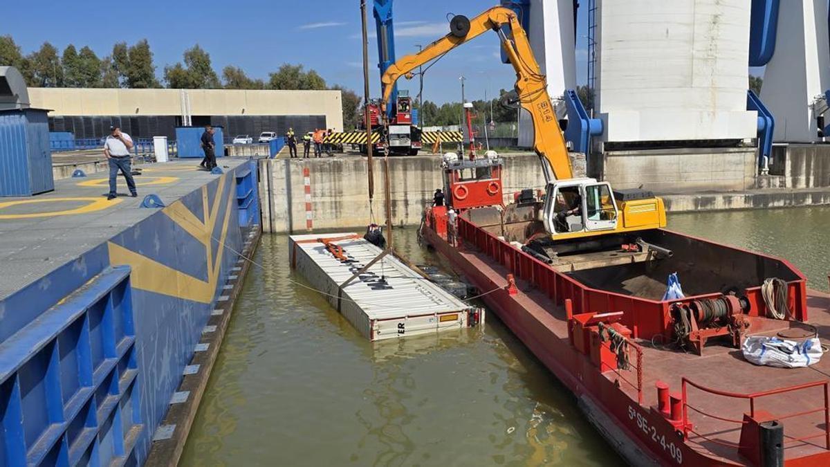 Maniobra de rescate del camión caído a la esclusa del Puerto de Sevilla