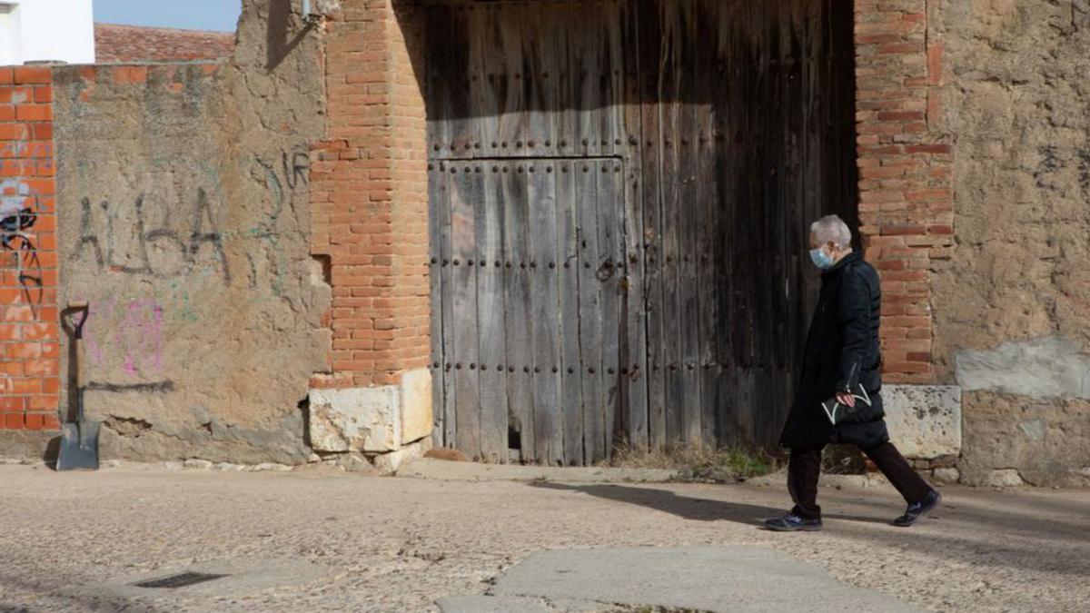 Una señora camina por una de las calles de Morales de Toro. | A. R. B.