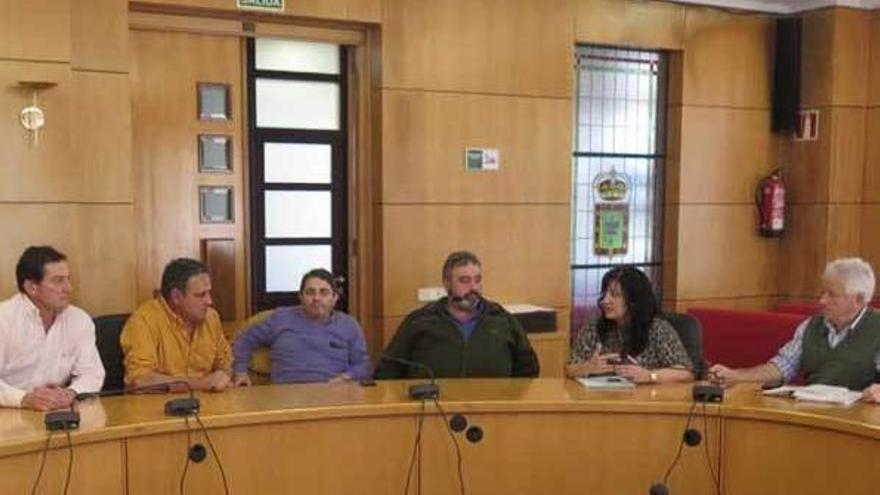 La alcaldesa, Amelia Fernández, y el edil Manuel Noceda, con los vecinos.