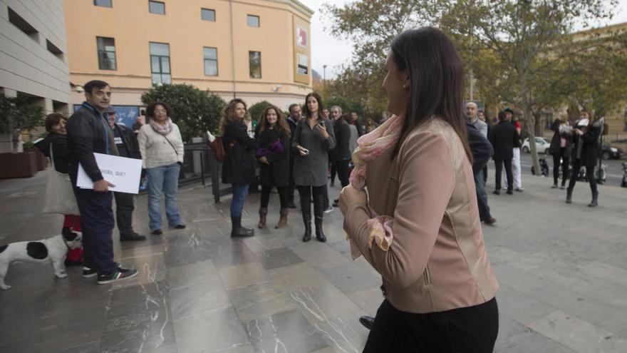 La consellera de Cultura se cruza con los asistentes a la concentración a su entrada al museo