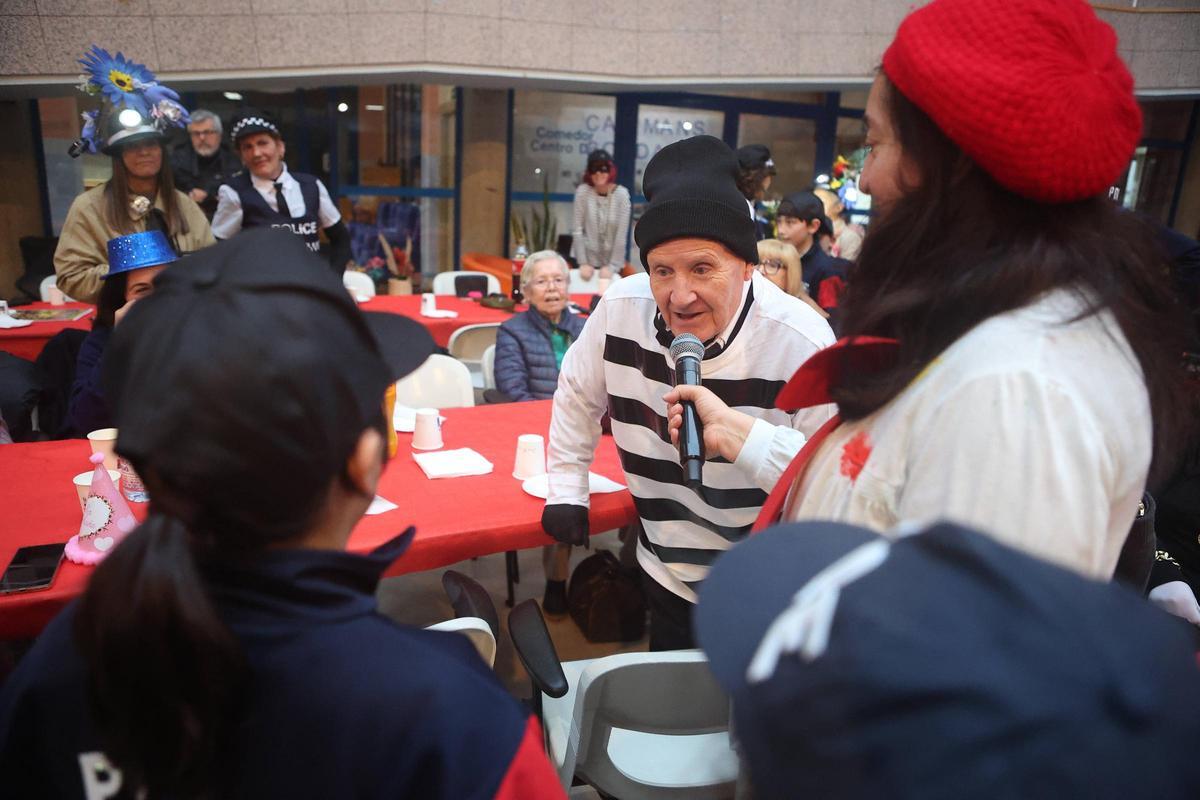 Carnaval en la residencia Torrente Ballester de A Coruña: la fiesta del robo en el Louvre