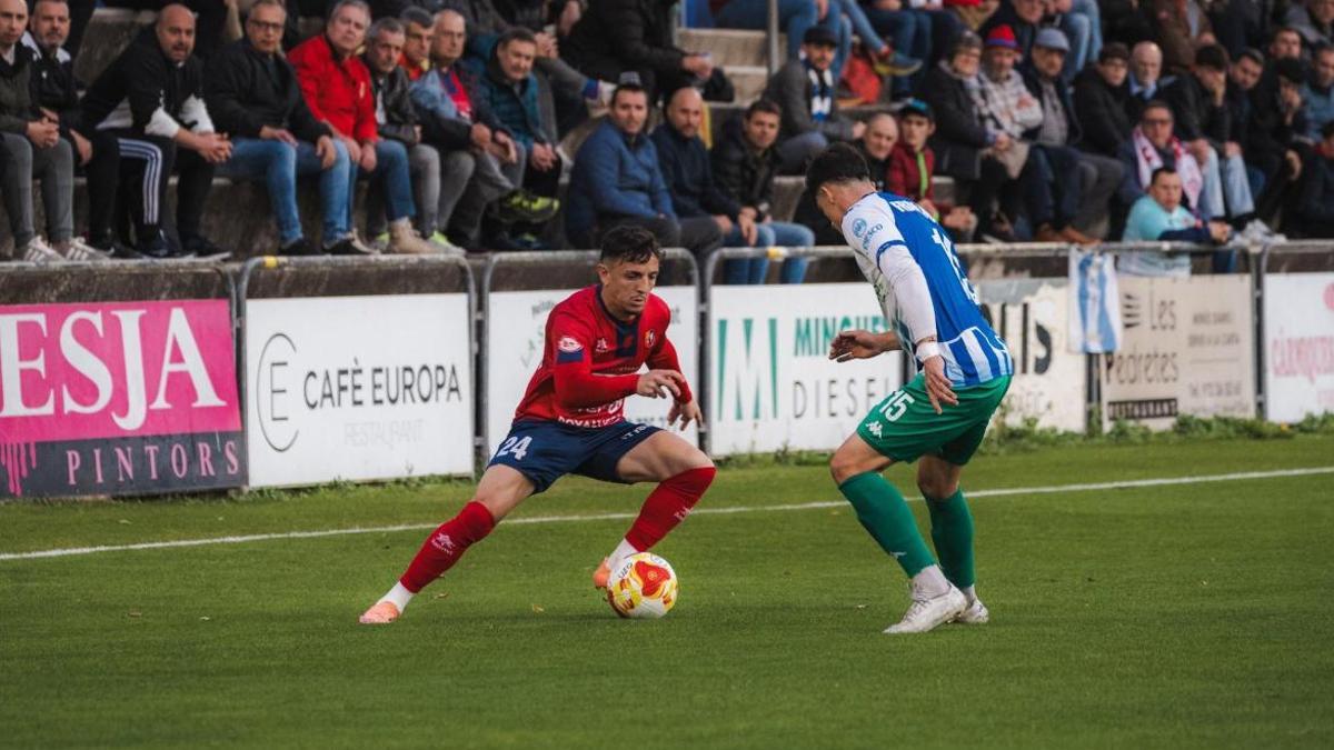Maffeo en una acció del partit entre l’Olot i l’Alcoià